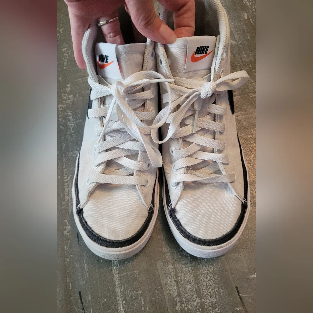 Nike Mens  Court Legacy Canvas Mid white and black sneakers. Size 8